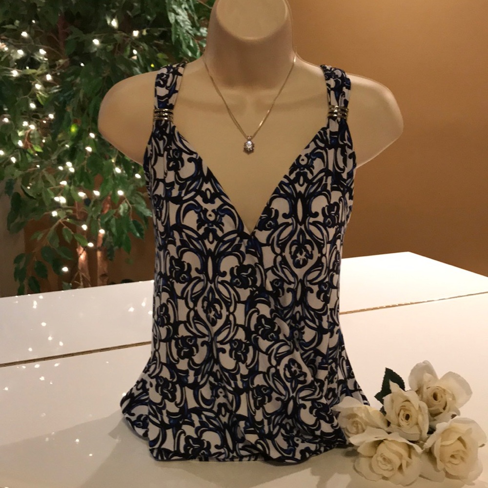 WHITE HOUSE BLACK MARKET TOP W/ SILVER ON ARMS XS